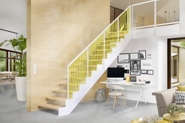 Gerade Designtreppe mit gelber Schnurgeländerfüllung