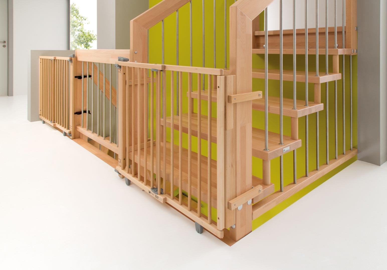 Holztreppe mit Kinderschutz Kinderschutztüre aus Holz