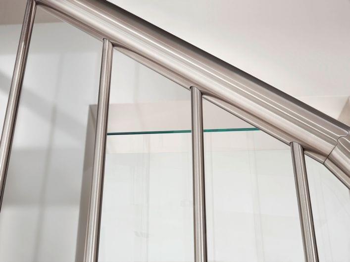 Handlauf und Geländerstäbe aus Edelstahl an der Treppe